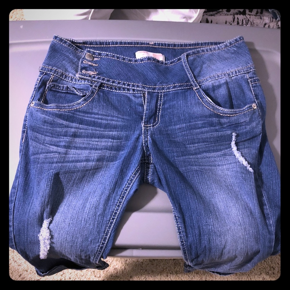 Capri pants with embroidered back pockets